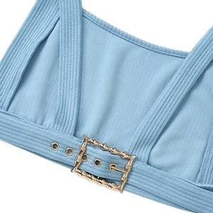 Détail du haut en maille côtelée bleu clair avec ceinture et boucle dorée style bambou