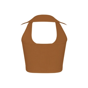 Detail eines braunen Rippstrick-Crop-Tops mit strukturierter Textur und Neckholder