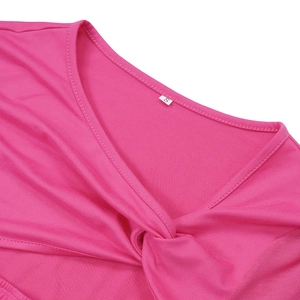 Détail du décolleté de robe en résille fuchsia avec nœud torsadé et texture du tissu
