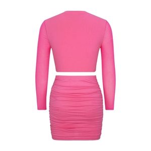 Détail du haut rose à manches longues et de la jupe moulante froncée du costume deux pièces