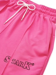 Détail du short en coton rose avec taille élastique, cordon de serrage et logo STARK