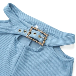 Détail du haut en maille côtelée bleu clair avec découpe et boucle en bambou doré