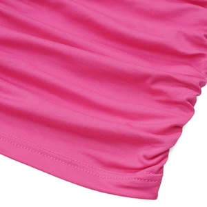 Détail du tissu en maille rose avec des fronces et une couture soignée à double aiguille