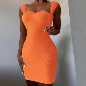 Mini abito aderente in maglia arancione brillante senza maniche con scollo a cuore e coste