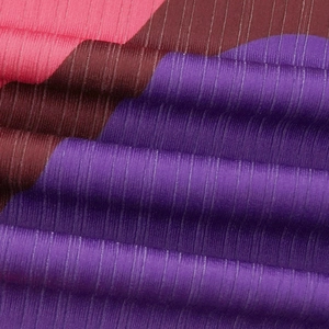 Détail macro du tissu en maille côtelée de qualité en rose, rouge foncé et violet
