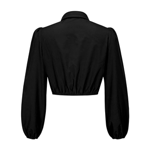 Detail der schwarzen Crop-Bluse mit Puffärmeln und gerafftem Design in der Rückansicht