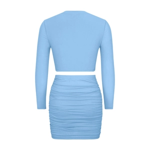 Détail du haut en tricot à manches longues bleu ciel et de la mini-jupe froncée