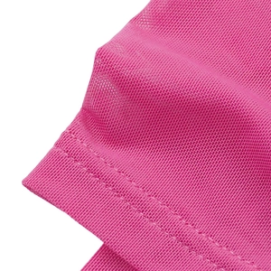 Détail macro du tissu en maille rose vif avec coutures à double aiguille de qualité