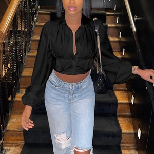 Schicke schwarze Langarm-Crop-Bluse für Damen mit Reverskragen und modischen Faltendetails