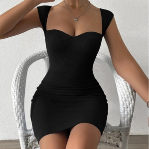 Dettaglio mini abito nero in maglia a costine con scollo a cuore e spalline larghe