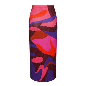 Détail d'une jupe longue crayon taille haute avec imprimé vagues et texture plissée