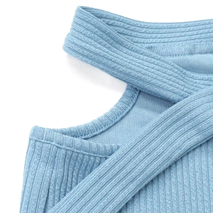 Détail du tissu en maille côtelée bleu clair montrant le col en V et les coutures soignées
