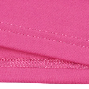 Gros plan du tissu en maille rose montrant les coutures et la texture du vêtement