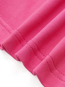 Gros plan sur le tricot rose montrant les coutures détaillées et la texture douce