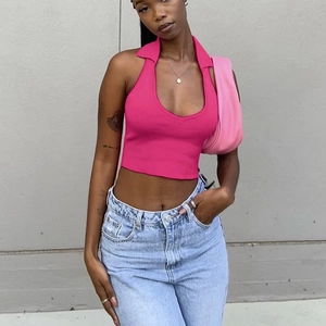 Detaillierte Strickstruktur des pinkfarbenen Halter-Tops mit Polokragen und V-Ausschnitt