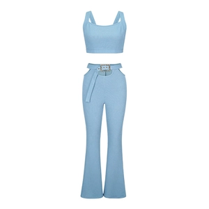 Détail de la maille côtelée bleu clair montrant les découpes à la taille et la boucle de ceinture