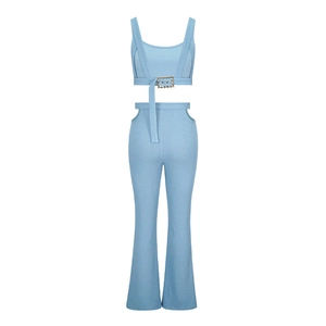 Détails d'un ensemble deux pièces en maille bleu clair avec taille ajourée et boucle carrée