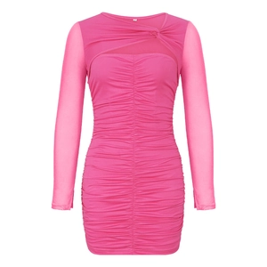 Détail de la robe rose vif froncée avec manches en tulle et découpe sur le devant