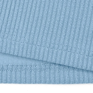 Détail macro de l'ourlet en tricot côtelé avec couture professionnelle à double aiguille bleu clair