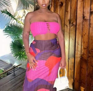 Détail du haut bandeau en maille côtelée avec découpe et jupe longue imprimée taille haute