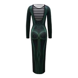 Detailansicht des Rückenausschnitts mit parallelen Trägern am eng anliegenden Maxikleid