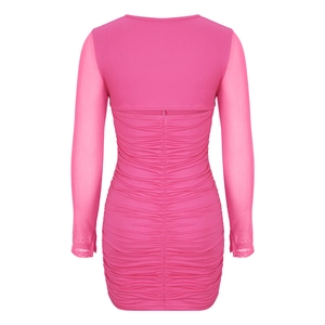 Vue arrière de la robe moulante rose avec manches longues en mesh et fronces