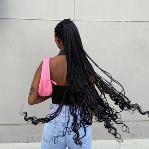 Dynamische Rückansicht langer schwarzer handgeflochtener Box Braids mit gewellten Spitzen