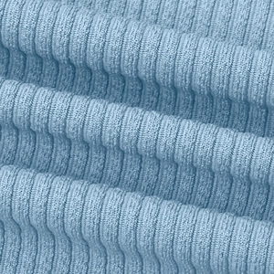 Détail du tissu en maille côtelée bleu clair montrant la texture fine et les motifs