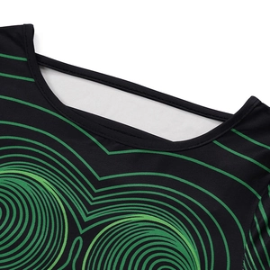 Detailansicht des Rundhalsausschnitts und grünen geometrischen Kreismusters auf Kleid