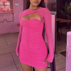 Robe froncée rose fuchsia avec manches en mesh et découpe sexy pour tenue de soirée