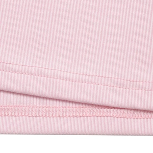 Gros plan sur la maille côtelée rose clair avec des détails de couture à double aiguille