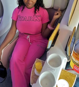 Détail d'un ensemble deux pièces rose vif avec logo STARK sur le t-shirt en coton et le jogging