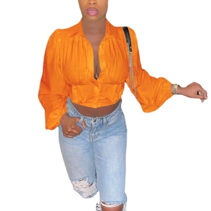 Schickes Damen-Set mit orangefarbenem kurzem Hemd und hellblauer Destroyed-Jeans