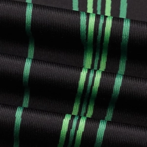 Detaillierte Makroansicht der grünen gestreiften Polyester-Stofftextur am Langarmkleid