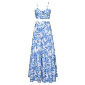 Détail de l'imprimé tropical bleu sur l'ensemble blanc deux pièces avec crop top et jupe maxi