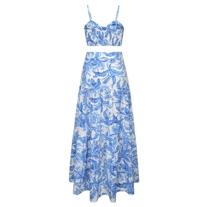 Détail d'un ensemble deux pièces blanc avec imprimé fleuri bleu et jupe maxi à volants