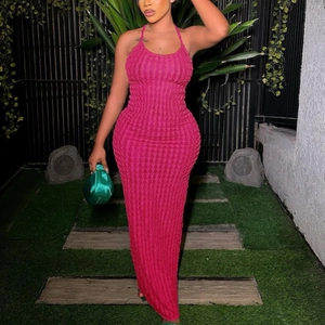 Langes Maxikleid in Hot Pink mit Neckholder aus 3D-Bubble-Stoff und figurbetonter Passform