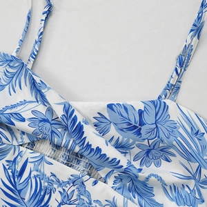 Gros plan sur l'imprimé floral bleu et blanc avec détails smockés et nœud croisé