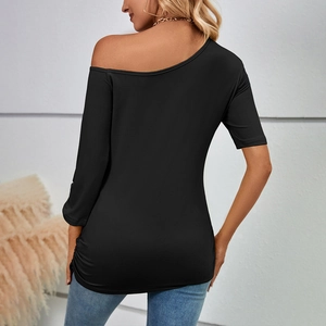 T-shirt slim nera da donna con stampa labbra anni '80 e spalla scoperta irregolare