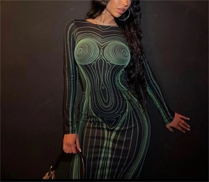 Detailansicht des optischen Illusions-Körperdrucks auf einem schmalen Langarmkleid