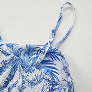 Vue détaillée du haut à imprimé palmier avec bustier smocké élastique et bretelles réglables