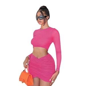 Ensemble deux pièces avec crop top manches longues et jupe froncée rose poudré