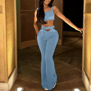 Détail du haut sans manches bleu clair et pantalon évasé avec ceinture découpée à la taille