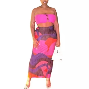 Ensemble deux pièces sexy avec crop top rose et jupe longue plissée taille haute