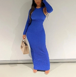 Détail de la robe longue dos nu bleu marine montrant le tissu gaufré unique et la coupe slim