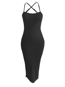 Détail d'une robe longue moulante à fines bretelles et dos croisé en tissu noir à côtes fines