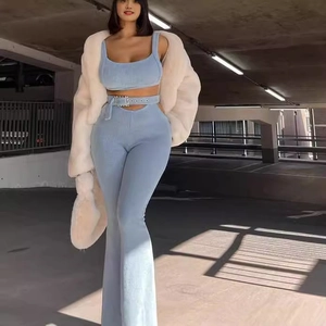 Ensemble 3 pièces pour femme avec débardeur côtelé, pantalon évasé et manteau en fourrure