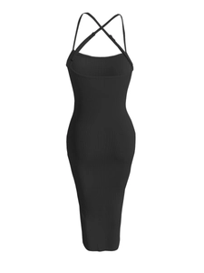 Détail des bretelles croisées et de la texture côtelée sur cette robe noire moulante chic
