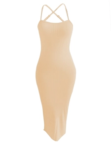 Détail du tissu en maille côtelée d'une robe moulante beige avec bretelles croisées