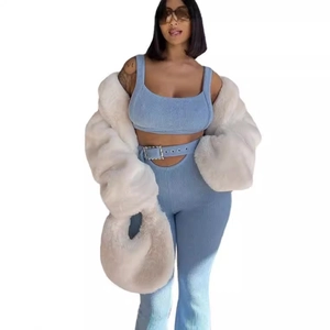 Ensemble deux pièces en tricot bleu avec manteau en fausse fourrure blanche et sac